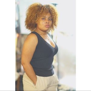 Size Medium ESSENDI V Neck Sweater Tank